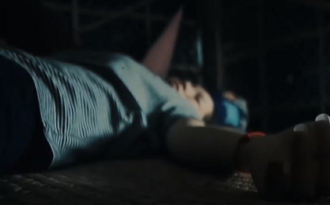 Vừa cởi áo trên người, thầy bùa nổi máu dê và nhào tới từ phía sau. Hắn ta hiện nguyên hình là một gã đàn ông đồi bại. Bịt miệng nạn nhân, thầy Hai Tưng lấy tay bóp cổ nạn nhân đến chết. Trở về lấy dao lam, hắn ta cạo sạch lông ở vùng kín của cô gái bỏ vào hũ keo…để dành. Các bà các cô đến xin bùa về để trị chồng cũng thường bị hắn tỉa sạch… (Ảnh: ANTV)