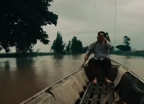 Từ hồi ghe của ông cập bến, thi thoảng chỉ có vài người đến chạy chữa thuốc thang của ông. Bốc thuốc được thời gian, người dân biết đến ông ta với một danh xưng là thầy Hai Tưng. Ông nhanh chóng chiếm được tình cảm của bà con bởi thường xuyên chữa bệnh nhưng chẳng lấy tiền. Ở vùng quê nghèo, có được những thang thuốc quý mà không mất một xu khiến tiếng tăm của thầy Hai Tưng càng nhanh chóng đồn xa. (Ảnh: ANTV)