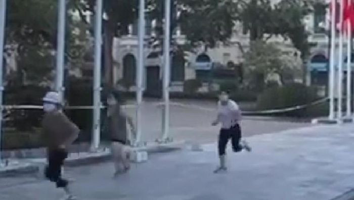  Đi thể dục, dắt chó dạo ở Hồ Hoàn Kiếm bị phạt 8 triệu đồng: Ngày 23/9, Công an TP Hà Nội cho biết, vừa xử phạt bốn phụ nữ đi tập thể dục cho vui vì nghĩ Hà Nội đã nới lỏng giãn cách, đã hết dịch. Trong đó, người dắt chó đi dạo cho rằng hành động này là nhu cầu cấp thiết với tổng số tiền là 8 triệu đồng. 