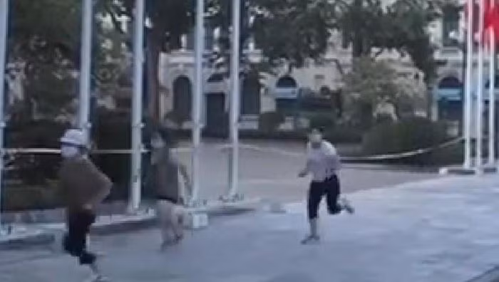  Đi thể dục, dắt chó dạo ở Hồ Hoàn Kiếm bị phạt 8 triệu đồng: Ngày 23/9, Công an TP Hà Nội cho biết, vừa xử phạt bốn phụ nữ đi tập thể dục cho vui vì nghĩ Hà Nội đã nới lỏng giãn cách, đã hết dịch. Trong đó, người dắt chó đi dạo cho rằng hành động này là nhu cầu cấp thiết với tổng số tiền là 8 triệu đồng. 