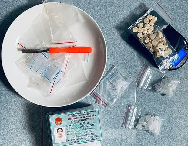 Khi khám nơi ở của Huyền, lực lượng Công an thu giữ 10 viên nén hình đa giác màu vàng, 3 túi nylon chứa các tinh thể màu trắng đối tượng khai là ma túy kẹo và Ketamine; tạm giữ số tiền hơn 16 triệu đồng. 