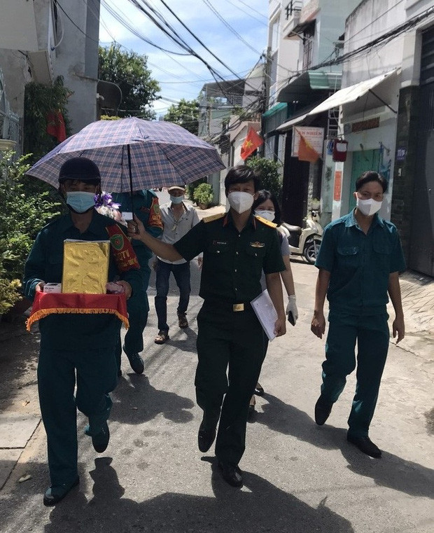 Ngày 7/8, chị Nga (mẹ bé Châu) không qua khỏi do suy hô hấp cấp mức độ nặng. Khi đó, bé Phạm Thị Bảo Châu (4 tuổi) cũng vừa đỡ bệnh, nồng độ virus thấp nên được cho về nhà cách ly. Ngày 8/8, khi cùng đồng đội đến trao tro cốt cho người thân bệnh nhân, thiếu tá Nguyễn Trung Kiên - Trợ lý quân khí, Bí thư Đoàn cơ sở quân sự TP. Thủ Đức rớt nước mắt nhìn cảnh cô bé 4 tuổi ra nhận và ngồi một mình bên bàn thờ mẹ trong phòng trọ. (Ảnh: Thanh Niên) 