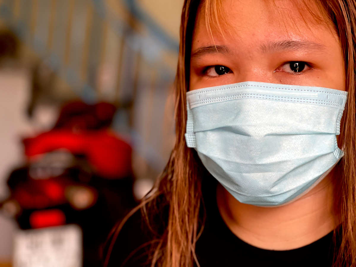 Hai chị em mất cả cha mẹ trong 2 ngày vì COVID-19: Ở cùng khu cách ly với mẹ, chị em Trần Thị Ngọc Tuyền (18 tuổi) và Đăng Trường (10 tuổi, quận Bình Tân, TP.HCM) khóc trong tuyệt vọng nhìn mẹ mất vì COVID-19. (Ảnh: Thanh Niên)