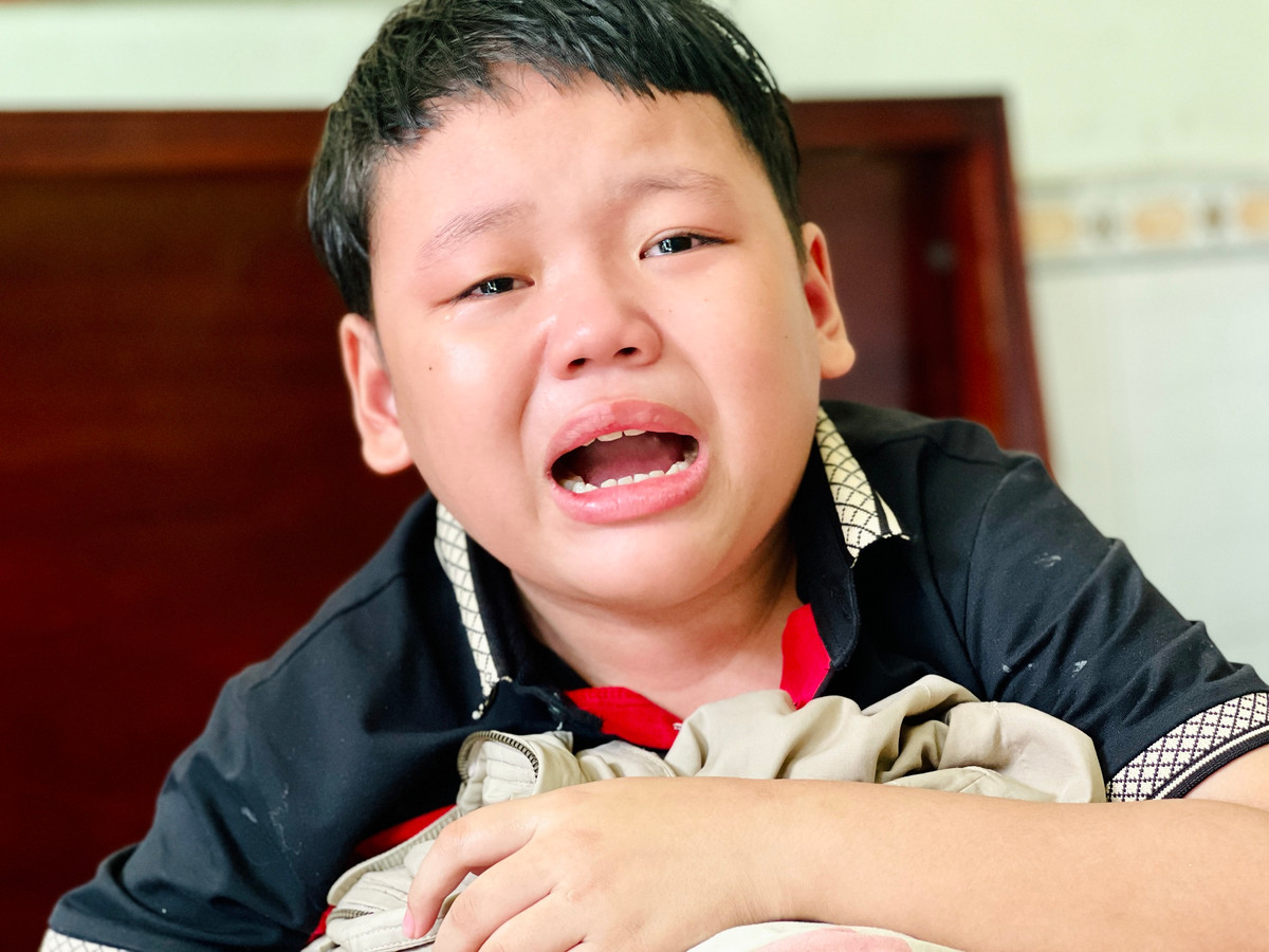 Được về nhà, ngày 14/8, Tuyền nhận tin ba mất vào ngày 5/8, sau mẹ đúng 1 ngày. Thêm một cú sốc nữa, Tuyền rụng rời tay chân báo với em trai. Hai chị em ngồi xuống giường, nhìn nhau tuyệt vọng. (Ảnh: Thanh Niên)