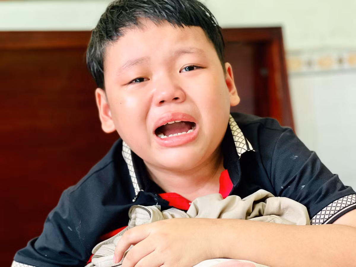 Được về nhà, ngày 14/8, Tuyền nhận tin ba mất vào ngày 5/8, sau mẹ đúng 1 ngày. Thêm một cú sốc nữa, Tuyền rụng rời tay chân báo với em trai. Hai chị em ngồi xuống giường, nhìn nhau tuyệt vọng. (Ảnh: Thanh Niên)