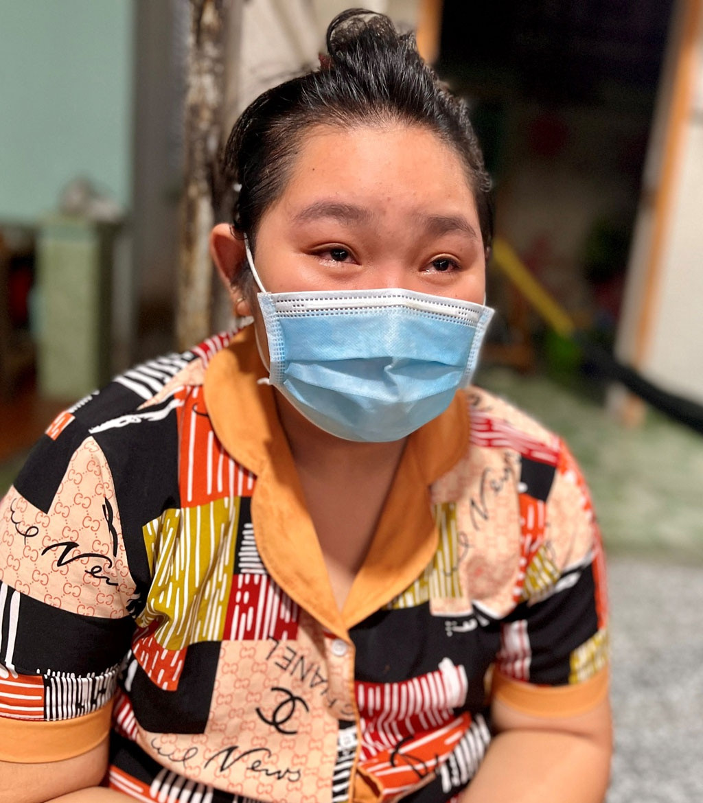  Cô bé 14 tuổi ở TP.HCM mất cả ông bà, cha mẹ vì COVID-19: Chưa nguôi cú sốc khi cha ra đi đột ngột, Nguyễn Thị Mai Khanh (14 tuổi, ở H.Bình Chánh, TP HCM) lại mất mẹ và ông bà ngoại vì COVID-19. Một mình trong căn nhà hiu quạnh, nước mắt em giàn giụa sau những giấc mơ gặp cha mẹ còn dang dở… 