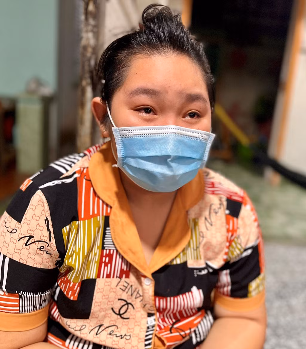  Cô bé 14 tuổi ở TP.HCM mất cả ông bà, cha mẹ vì COVID-19: Chưa nguôi cú sốc khi cha ra đi đột ngột, Nguyễn Thị Mai Khanh (14 tuổi, ở H.Bình Chánh, TP HCM) lại mất mẹ và ông bà ngoại vì COVID-19. Một mình trong căn nhà hiu quạnh, nước mắt em giàn giụa sau những giấc mơ gặp cha mẹ còn dang dở… 