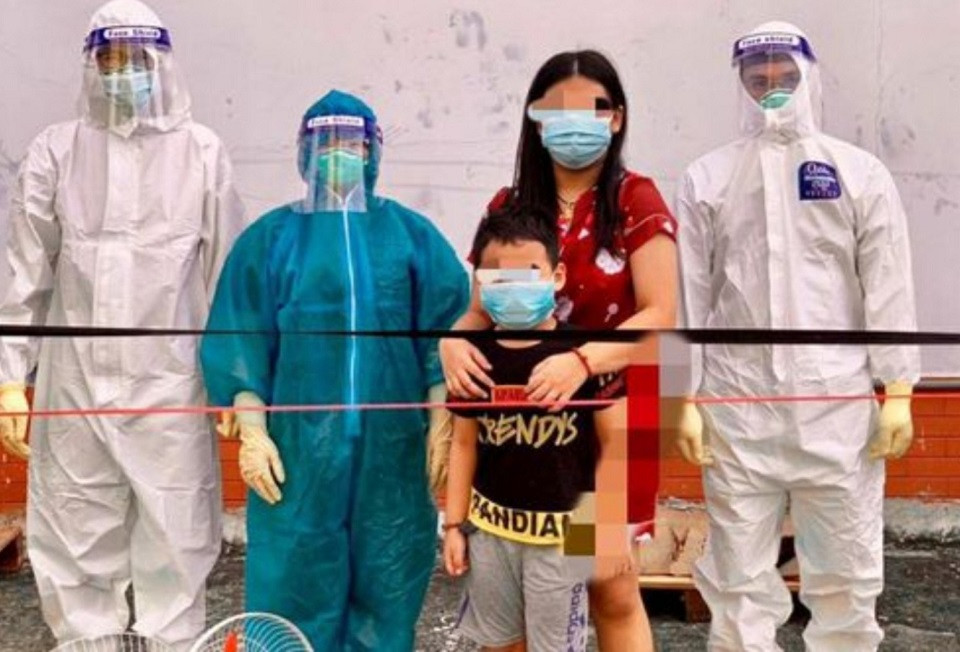  Hai em nhỏ mồ côi vì cha, mẹ và ông nội tử vong do COVID-19: L.N.K.N. (13 tuổi) và em trai là L.Đ.H (học lớp 2) sống cùng cha, mẹ và ông nội trong một căn hộ chung cư thuê ở quận 10, TP HCM. Giữa tháng 7/2021, gia đình 5 người đều bị nhiễm bệnh COVID-19. Do bệnh chuyển nặng nhanh, ngày 23/7 người bố qua đời. Bốn ngày sau, mẹ và ông nội của em cũng lần lượt ra đi. 