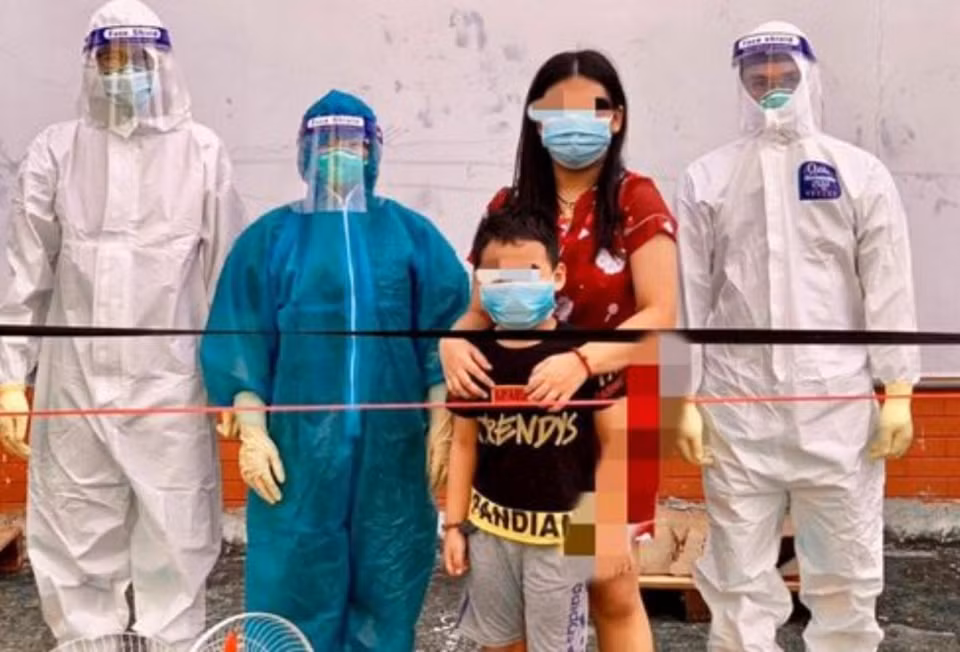  Hai em nhỏ mồ côi vì cha, mẹ và ông nội tử vong do COVID-19: L.N.K.N. (13 tuổi) và em trai là L.Đ.H (học lớp 2) sống cùng cha, mẹ và ông nội trong một căn hộ chung cư thuê ở quận 10, TP HCM. Giữa tháng 7/2021, gia đình 5 người đều bị nhiễm bệnh COVID-19. Do bệnh chuyển nặng nhanh, ngày 23/7 người bố qua đời. Bốn ngày sau, mẹ và ông nội của em cũng lần lượt ra đi. 