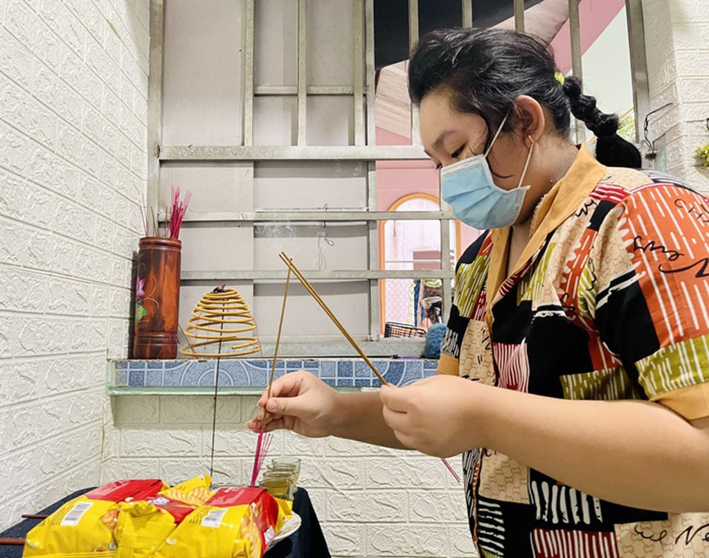 Trong một tháng ngắn ngủi, em Nguyễn Thị Mai Khanh mất cả cha mẹ, ông bà ngoại. Khoảng sân nhà ba thế hệ ngày nào còn rộn ràng tiếng nói cười, giờ đây không khí im ắng bao trùm, người ở lại lặng nhìn các hũ cốt đặt ở bàn thờ mẹ Quan Âm. 