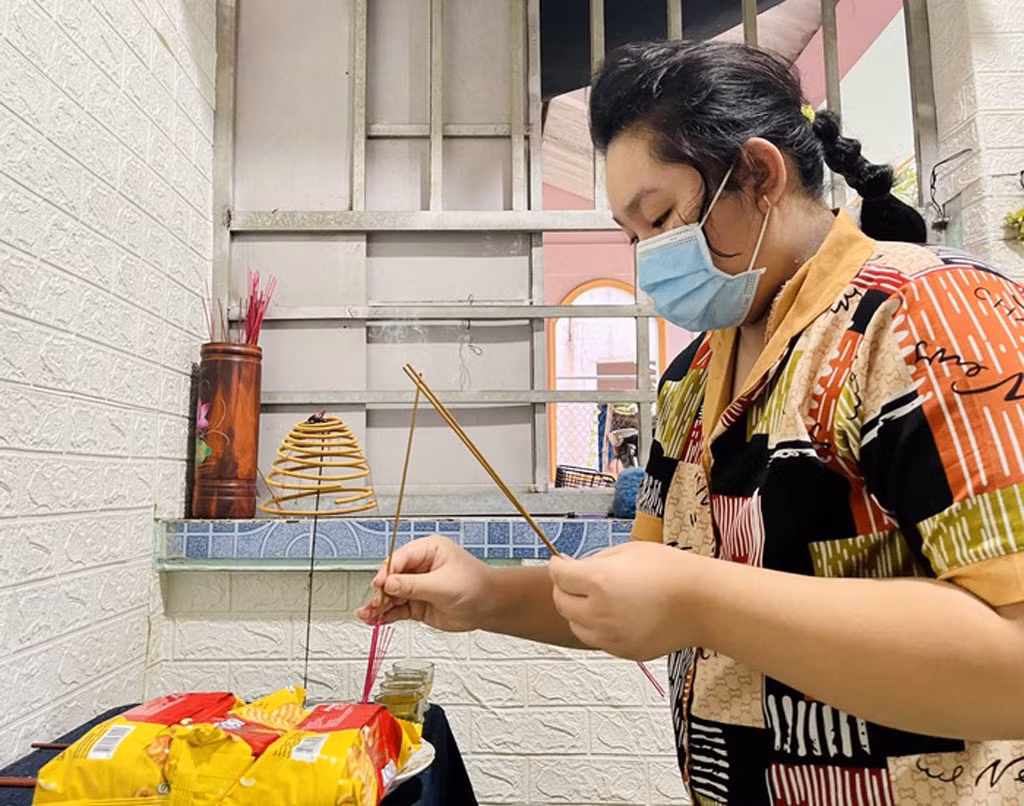 Trong một tháng ngắn ngủi, em Nguyễn Thị Mai Khanh mất cả cha mẹ, ông bà ngoại. Khoảng sân nhà ba thế hệ ngày nào còn rộn ràng tiếng nói cười, giờ đây không khí im ắng bao trùm, người ở lại lặng nhìn các hũ cốt đặt ở bàn thờ mẹ Quan Âm. 