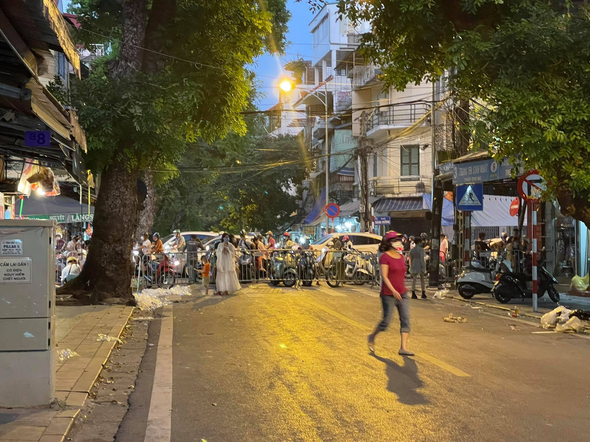 Ha Noi: Dan vuot rao vao pho Hang Ma chup anh, mua do Trung thu