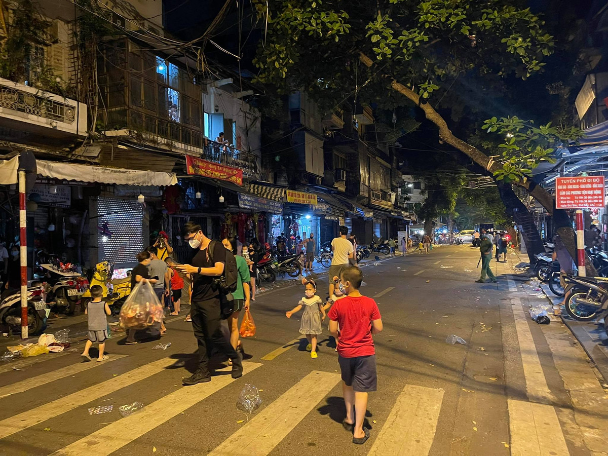 Theo ghi nhận, lượng hàng bán ra của các cửa hàng không nhiều vì không được mở cửa tự do.