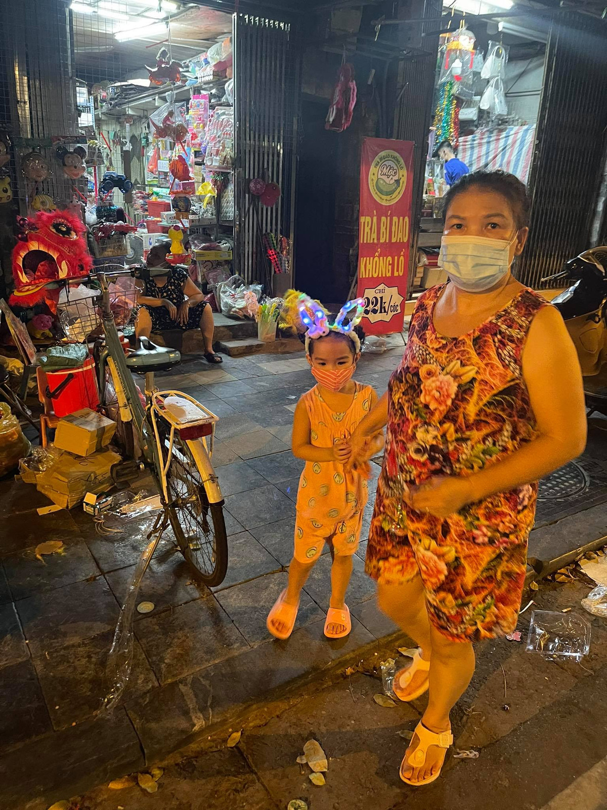 2 mẹ con vui mừng khi mua đồ chơi trung thu. 