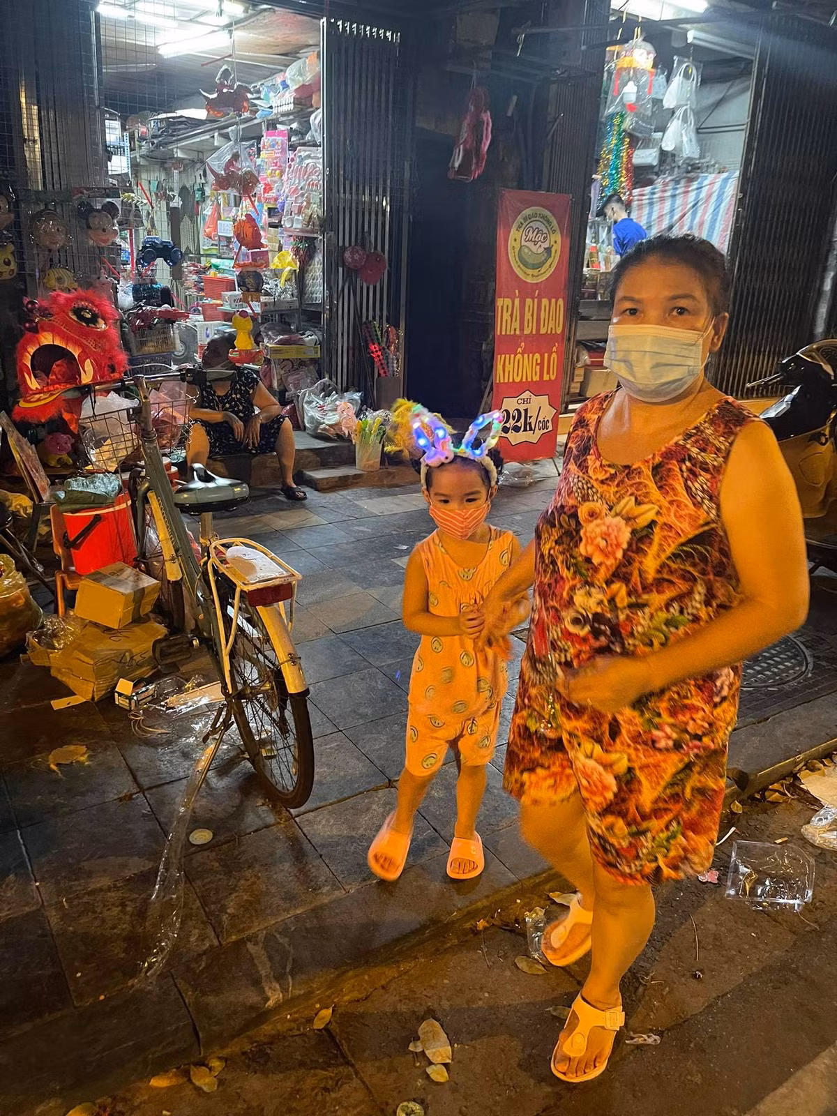 2 mẹ con vui mừng khi mua đồ chơi trung thu. 