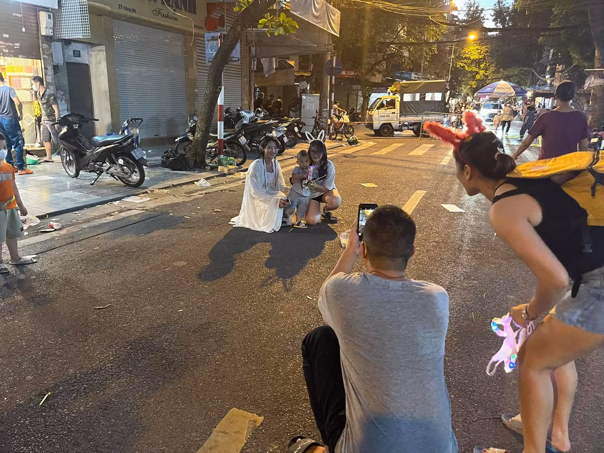 Nhiều người bỏ khẩu trang để chụp ảnh, không tuân thủ 5K. 