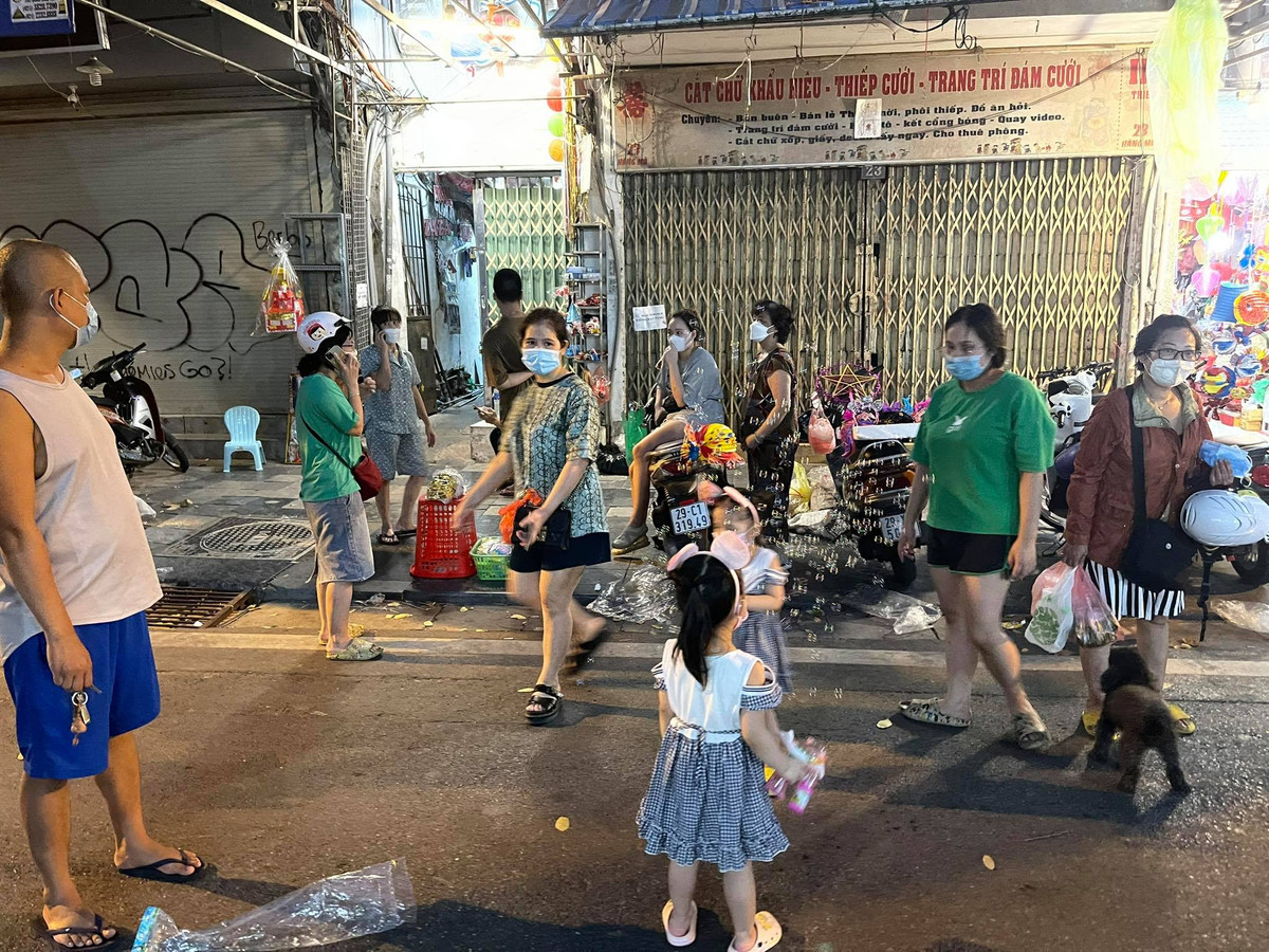 Mặc dù có chốt chặn nhưng có rất nhiều phụ huynh vượt rào cùng con em mình để vào phố Hàng Mã.