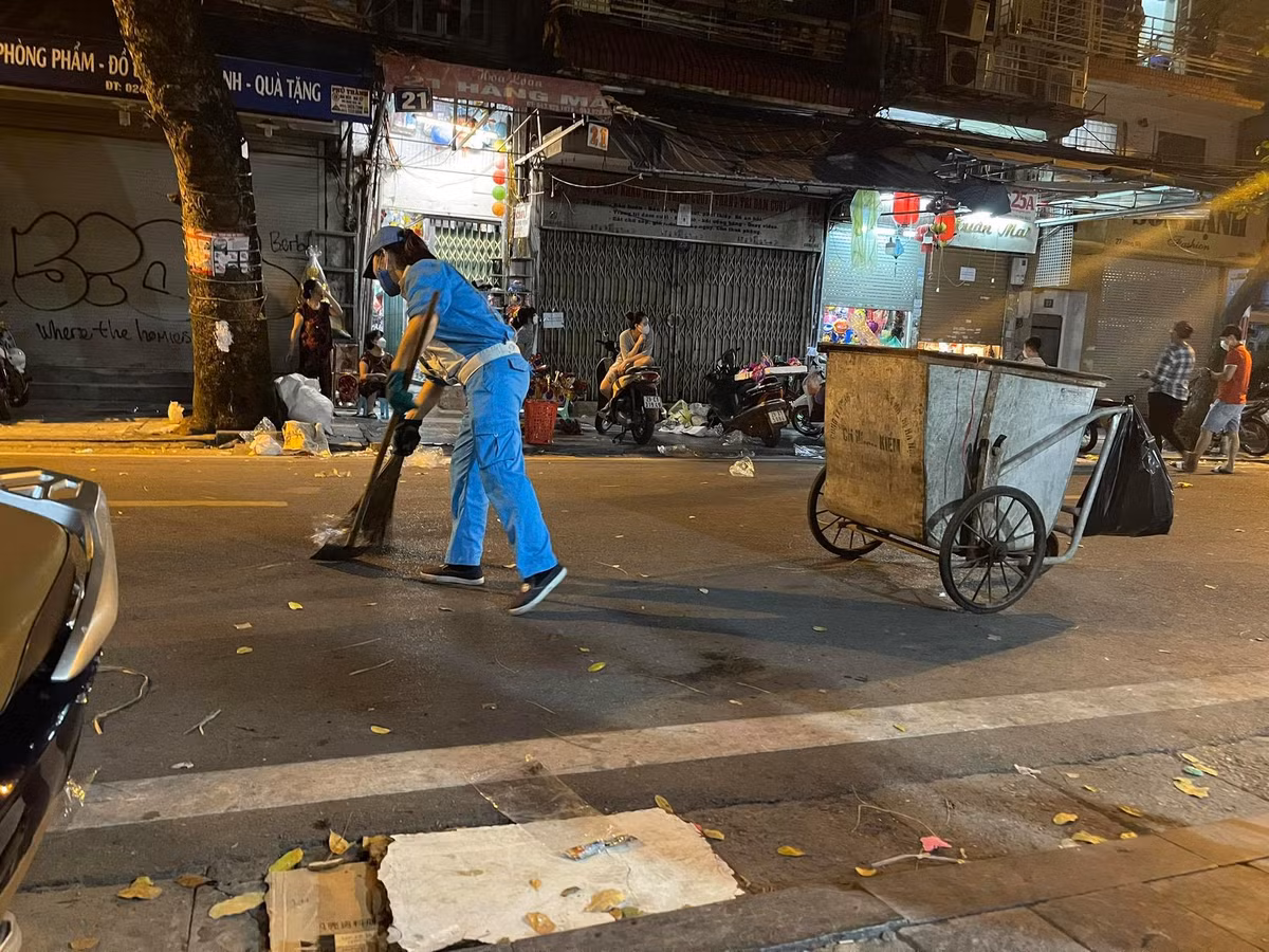 Tuy nhiên, nhiều người sau khi vui chơi đã xả luôn rác ra đường khiến cho nữ công nhân phải vất vả dọn dẹp.