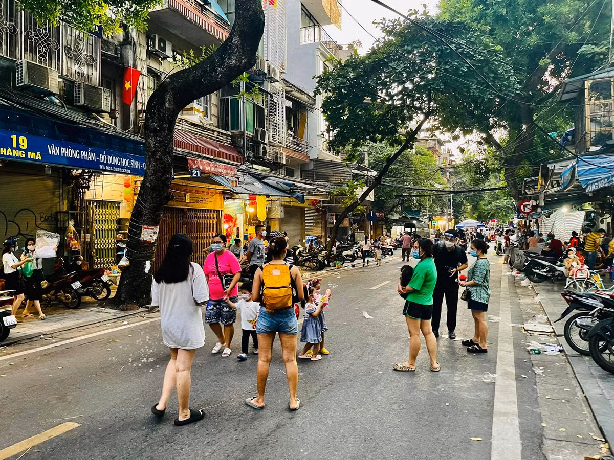 Hình ảnh vắng vẻ có 1-0-2 ở phố Hàng Mã vì COVID-19.