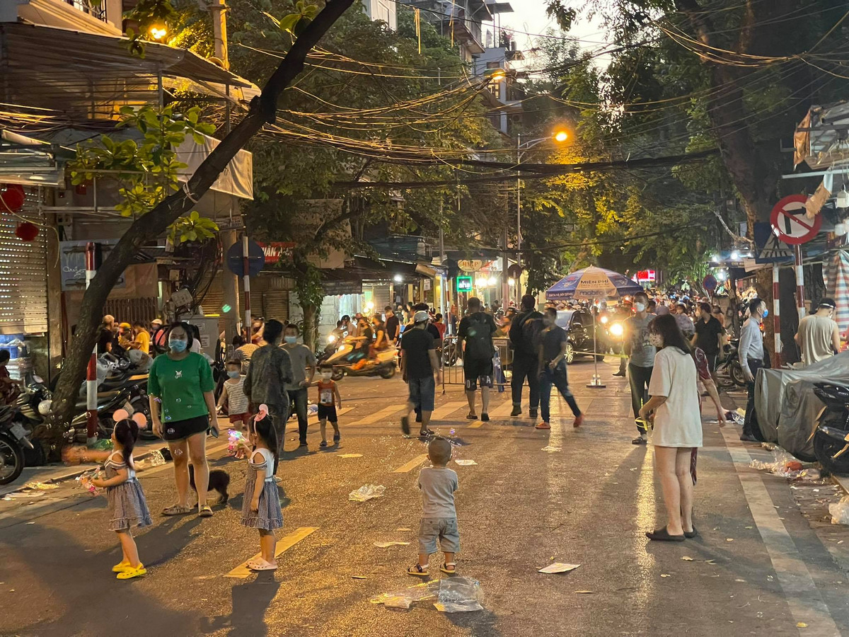 Bên trong phố Hàng Mã chiều tối Trung thu 22/9.