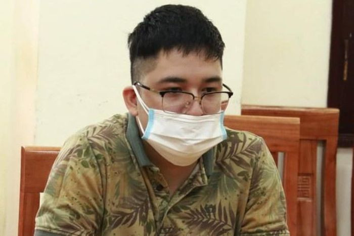  Pháp sư rởm lừa tiền cúng dâng sao giải hạn: Học lỏm các thuật ngữ trên mạng, Lê Công Tâm (26 tuổi, quê Hà Tĩnh) xưng là pháp sư chuyên cúng dâng sao giải hạn, cầu tài lộc, sức khỏe... Tâm đã lừa chị K. (ở Hà Nội) số tiền là 190 triệu đồng. Ngày 28/9, Tâm bị Công an quận Cầu Giấy, Hà Nội bắt giữ. 