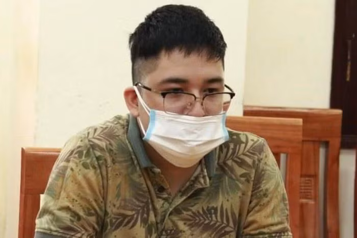  Pháp sư rởm lừa tiền cúng dâng sao giải hạn: Học lỏm các thuật ngữ trên mạng, Lê Công Tâm (26 tuổi, quê Hà Tĩnh) xưng là pháp sư chuyên cúng dâng sao giải hạn, cầu tài lộc, sức khỏe... Tâm đã lừa chị K. (ở Hà Nội) số tiền là 190 triệu đồng. Ngày 28/9, Tâm bị Công an quận Cầu Giấy, Hà Nội bắt giữ. 