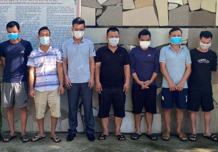  Xóa sổ chiếu bạc, thu giữ trên 160 triệu đồng: Ngày 28/9, Công an huyện Nghi Lộc (Nghệ An) cho biết, vừa triệt phá thành công chuyên án đánh bạc và tổ chức đánh bạc, tạm giữ hình sự 7 đối tượng. Tại hiện trường gồm 162,8 triệu đồng, 1 bộ bài tú lơ khơ; 7 điện thoại di động; 2 xe ô tô và các tang vật khác có liên quan. 