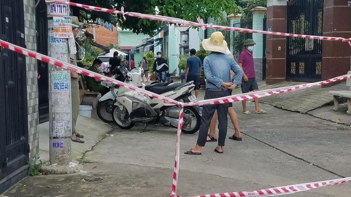  Người đàn ông tử vong trong phòng trọ TP HCM: Sáng 28/9, người dân sinh sống ở con hẻm 40 đường Hồ Văn Long (phường Bình Hưng Hòa B, quận Bình Tân) không thấy ông C. (SN 1979, ngụ tỉnh An Giang, trú quận Bình Tân) ra khỏi phòng như mọi ngày nên qua phòng kiểm tra thì thấy ông C đã tử vong.