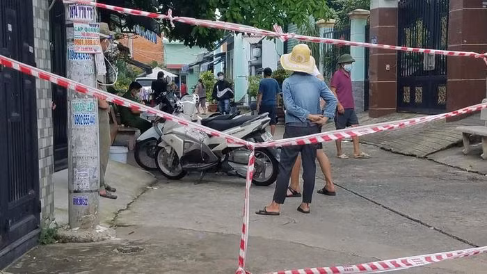  Người đàn ông tử vong trong phòng trọ TP HCM: Sáng 28/9, người dân sinh sống ở con hẻm 40 đường Hồ Văn Long (phường Bình Hưng Hòa B, quận Bình Tân) không thấy ông C. (SN 1979, ngụ tỉnh An Giang, trú quận Bình Tân) ra khỏi phòng như mọi ngày nên qua phòng kiểm tra thì thấy ông C đã tử vong.