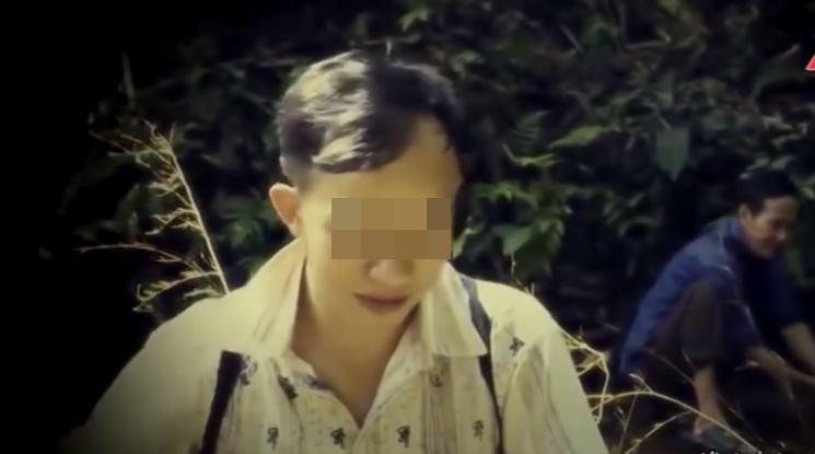 Khoảng 20h ngày hôm đó, sau khi ngồi nghỉ chân bên một con suối cạn cho đỡ mệt, Tòng rủ bạn về. Trong khi ngồi nghỉ, "chuyện nọ xọ chuyện kia", trước đó Quyên đã nghe nhiều người nói Tòng thích vợ mình nên nghi ngờ hỏi: "Mày yêu vợ tao phải không?". Tòng trả lời: "Không phải". Quyên không tin và tỏ ý tức giận, bắt Tòng phải đi về nhà mình để nói chuyện...