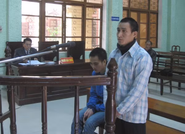 Ngày 27/11/2012, tại phiên tòa xét xử sơ thẩm, Tòa án nhân dân tỉnh Cao Bằng đã tuyên phạt Triệu Vần Tòng tù chung thân vì hành vi dùng súng kíp tự chế bắn chết anh họ. Tòng còn phải bồi thường mai táng phí, bồi thường tổn thất tinh thần cho gia đình nạn nhân và trợ cấp mỗi tháng 1 triệu đồng cho hai con nhỏ của Quyên đến khi đủ 18 tuổi.