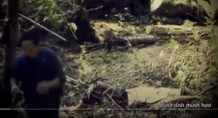 Tòng vứt súng của Quyên vào bụi cây và bỏ trốn vào rừng sâu... Ít phút sau, Quyên tỉnh dậy, anh móc điện thoại bấm số cố gọi cho người thân cầu cứu. Khoảng 4 tiếng sau mọi người mới tìm thấy Chòi Quyên giữa rừng. Thế nhưng, do vết thương quá nặng nên anh đã tử vong.