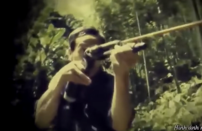 Lúc xách súng đứng dậy, Tòng cố ý để Quyên đi trước. Cách con suối vừa dừng chân một quãng, hắn dùng súng săn bắn ba phát vào lưng Quyên. Bị bắn bất ngờ Quyên không kịp phản ứng. Anh gục xuống và nằm bất tỉnh giữa rừng. 