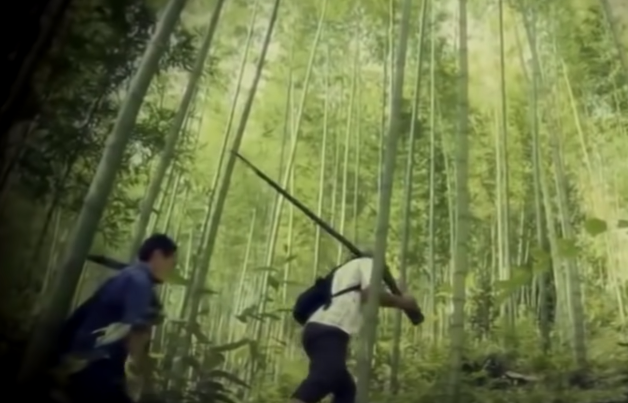 Người bản trên, kẻ bản dưới nên hai gia đình thường xuyên qua lại với nhau. Cũng chính vì điều đó Triệu Vần Tòng đã nảy sinh tình cảm với vợ của Quyên. Sau một thời gian dài thầm yêu, trộm nhớ vợ của bạn, Tòng đã nảy ra ý định giết Quyên để chiếm vợ bạn. Buổi đi săn đã được Tòng tính toán rất kỹ lưỡng nhằm thực hiện ý đồ bấy lâu. 