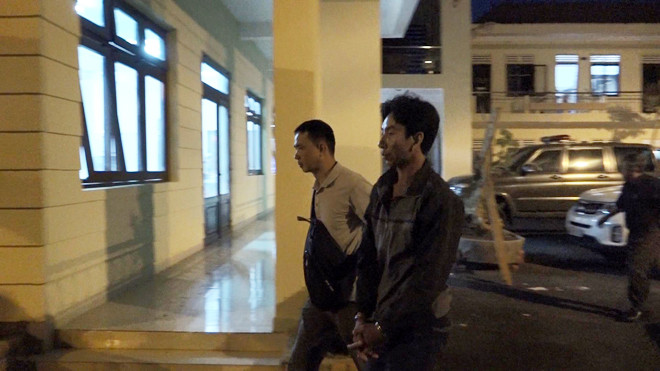 Đến 2h30 ngày 28/11, các trinh sát bất ngờ ập vào một căn nhà trong đìa tôm bắt giữ Nguyễn Phước Châu lúc này vẫn còn ngái ngủ. Bị bắt, hắn ngơ ngác, không hiểu vì sao các trinh sát lại lần ra nơi lẩn trốn của mình sau gần 50 ngày gây ra trọng án tại huyện Di Linh, tỉnh Lâm Đồng.(Ảnh: ANTV)