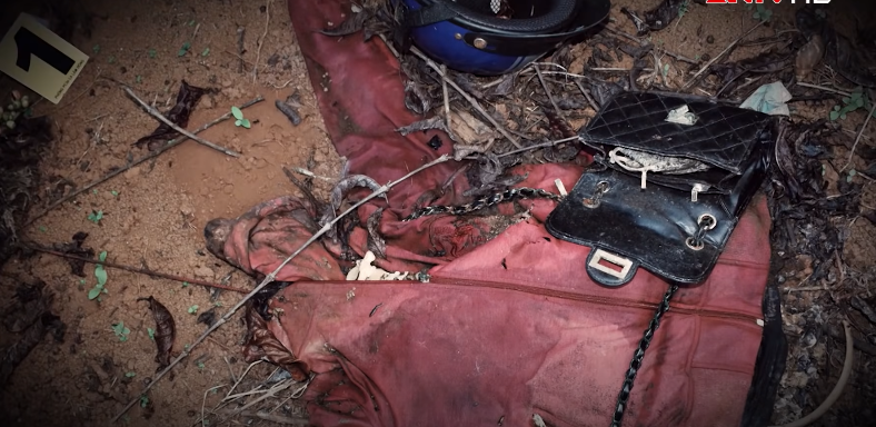 Kết quả khám nghiệm tử thi, Công an xác định chị Đoàn Thị Huỳnh Giao bị đâm chết bằng hơn 10 nhát dao xuyên qua áo. Chiếc xe máy của nạn nhân cũng không còn. Tại hiện trường, ngoài thi thể được chôn lấp hết sức sơ sài, tổ khám nghiệm còn phát hiện một túi xách nhưng bên trong không có tài sản giá trị. (Ảnh: ANTV)