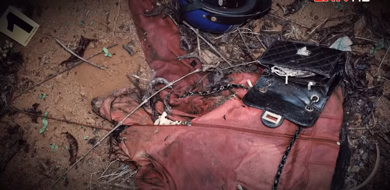 Kết quả khám nghiệm tử thi, Công an xác định chị Đoàn Thị Huỳnh Giao bị đâm chết bằng hơn 10 nhát dao xuyên qua áo. Chiếc xe máy của nạn nhân cũng không còn. Tại hiện trường, ngoài thi thể được chôn lấp hết sức sơ sài, tổ khám nghiệm còn phát hiện một túi xách nhưng bên trong không có tài sản giá trị. (Ảnh: ANTV)