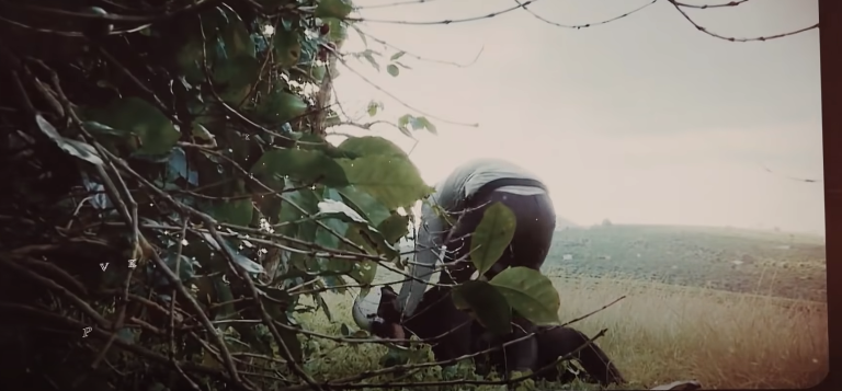 Để qua mặt lực lượng chức năng, sau khi gây án, đối tượng kéo thi thể nạn nhân vào một rẫy cà phê chôn lấp sơ sài sau đó cướp chiếc xe máy, đôi bông tai, dây chuyền vàng của nạn nhân, đem bán tất cả được 15,4 triệu đồng rồi trốn về Tiền Giang tìm việc làm thuê cho đến khi bị bắt. (Ảnh: ANTV)