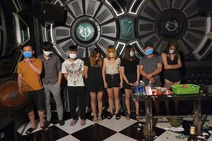  Bất chấp lệnh cấm, 17 nam nữ vẫn hát karaoke: Ngày 21/9, Công an tỉnh Vĩnh Phúc cho biết, vừa kiểm tra hành chính quán karaoke Đại Thắng ở thị trấn Bá Hiến, huyện Bình Xuyên, do ông Nguyễn Văn Đại (33 tuổi) làm chủ, phát hiện cơ sở này hoạt động bất chấp quy định dừng hoạt động của UBND tỉnh. Theo đó, Công an bắt quả tang 17 người đang hát karaoke. 