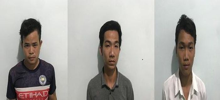  Mang hung khí đe dọa gia chủ để bắt trộm vịt về nấu cháo: 3 đối tượng nảy sinh ý định đi bắt vịt nấu cháo ăn nên đã mang theo 1 con dao tự chế đến trại vịt của anh P.T.H. (SN 1986, trú huyện Cao Lãnh, Đồng Tháp) rồi đe dọa anh H. bắt 2 con vịt và lên xe bỏ đi. Cả 3 tiếp tục điều khiển xe đến trại vịt của người khác để bắt 4 con vịt, rồi cùng đem về nhà làm vịt nấu cháo ăn. Ngày 21/9, 3 đối tượng bị Công an tỉnh Đồng Tháp bắt tạm giam. 