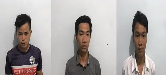  Mang hung khí đe dọa gia chủ để bắt trộm vịt về nấu cháo: 3 đối tượng nảy sinh ý định đi bắt vịt nấu cháo ăn nên đã mang theo 1 con dao tự chế đến trại vịt của anh P.T.H. (SN 1986, trú huyện Cao Lãnh, Đồng Tháp) rồi đe dọa anh H. bắt 2 con vịt và lên xe bỏ đi. Cả 3 tiếp tục điều khiển xe đến trại vịt của người khác để bắt 4 con vịt, rồi cùng đem về nhà làm vịt nấu cháo ăn. Ngày 21/9, 3 đối tượng bị Công an tỉnh Đồng Tháp bắt tạm giam. 