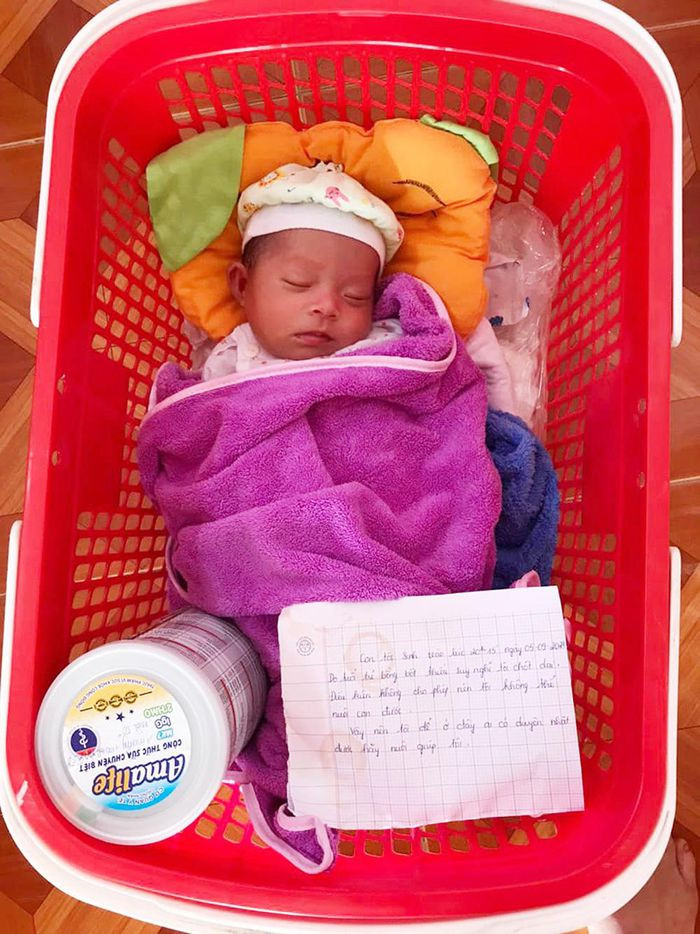  Trẻ sơ sinh bị bỏ rơi trước cổng nhà dân: Ngày 21/9, Công an huyện Lục Ngạn (Bắc Giang) phát đi thông báo về việc một trẻ sơ sinh bị bỏ rơi trước cổng nhà dân tại xã Kiên Thành. Bé gái nặng 2,7 kg, chiều dài cơ thể 48 cm, sức khỏe tốt. Sau 7 ngày nếu không có cha mẹ đẻ hoặc người thân đến nhận, cơ quan chức năng sẽ làm thủ tục giải quyết theo quy định của pháp luật. 