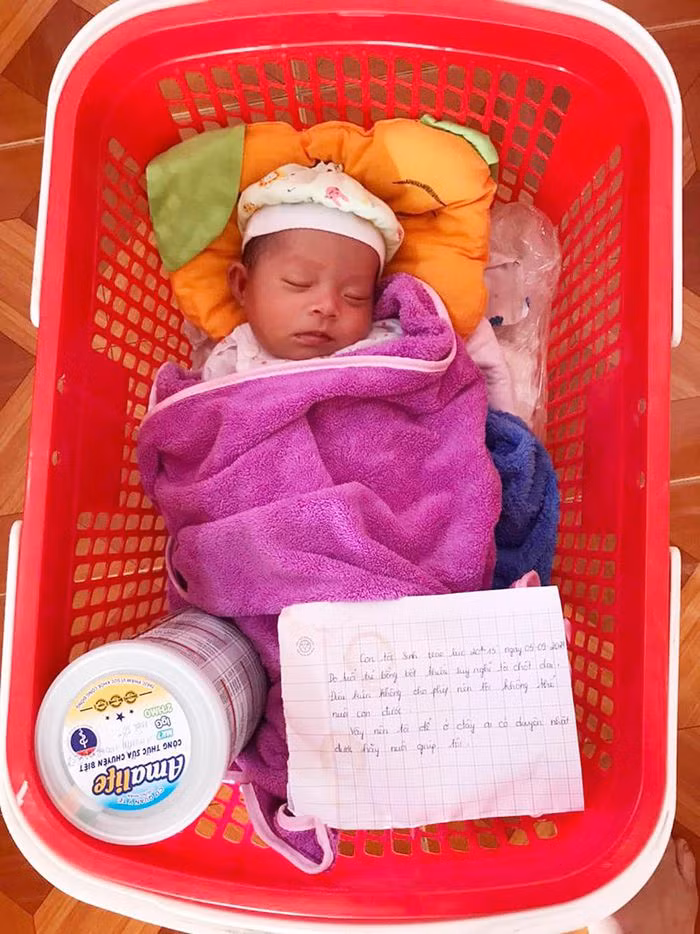  Trẻ sơ sinh bị bỏ rơi trước cổng nhà dân: Ngày 21/9, Công an huyện Lục Ngạn (Bắc Giang) phát đi thông báo về việc một trẻ sơ sinh bị bỏ rơi trước cổng nhà dân tại xã Kiên Thành. Bé gái nặng 2,7 kg, chiều dài cơ thể 48 cm, sức khỏe tốt. Sau 7 ngày nếu không có cha mẹ đẻ hoặc người thân đến nhận, cơ quan chức năng sẽ làm thủ tục giải quyết theo quy định của pháp luật. 