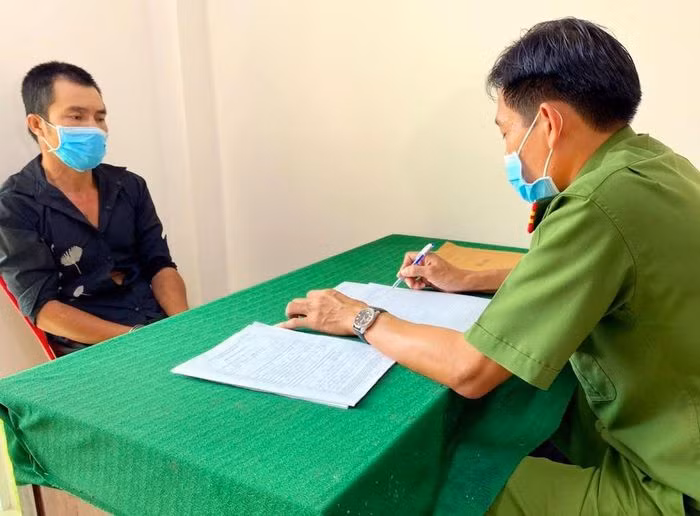  Khởi tố người chém công an viên tử vong: Khi ông Nguyễn Văn Trường (công an viên) nhắc nhở quay về nhà, Nguyễn Văn Đông (37 tuổi, ở xã An Đức, huyện Ba Tri, Bến Tre) gây rối đã cầm dao chém cán bộ này tử vong. Ngày 21/9, Đông bị Công an tỉnh Bến Tre bắt tạm giam.