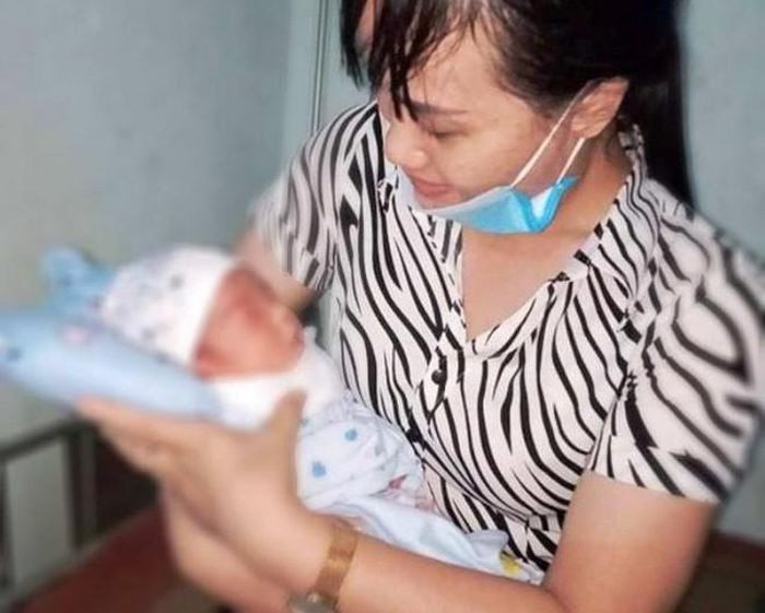  Bé trai 3 tuần tuổi bị bỏ rơi trong đêm tối: Khoảng 1h sáng 23/9, một người dân xã Nam Thanh (huyện Yên Thành, Nghệ An) nghe tiếng trẻ con khóc. Khi kiểm tra, người này phát hiện một chiếc làn nhựa được để trước cổng nhà mình. Được biết bé trai khoảng 3 tuần tuổi, nặng 3,4kg và khỏe mạnh. UBND xã Nam Thanh đã thông báo tìm bố mẹ và người thân cho cháu bé. 