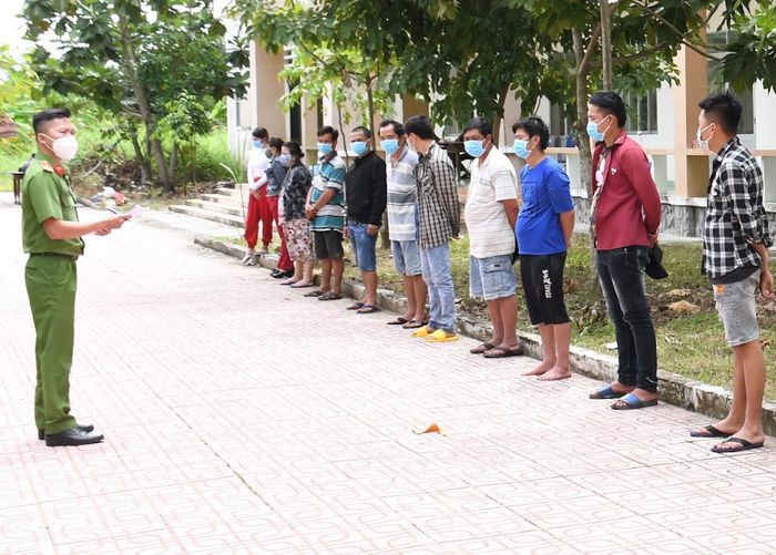  17 người đánh bạc bị cảnh sát bắt quả tang: Ngày 24/9, Công an huyện Cái Bè, tỉnh Tiền Giang cho biết, vừa bắt giữ Nguyễn Hữu Phước (40 tuổi, ở địa phương) và 16 người khác về hành vi tổ chức đánh bạc và đánh bạc. Phước khai nhận đã tổ chức sới bạc ở xã Mỹ Đức Đông, thuê 5 người khác cảnh giới. 