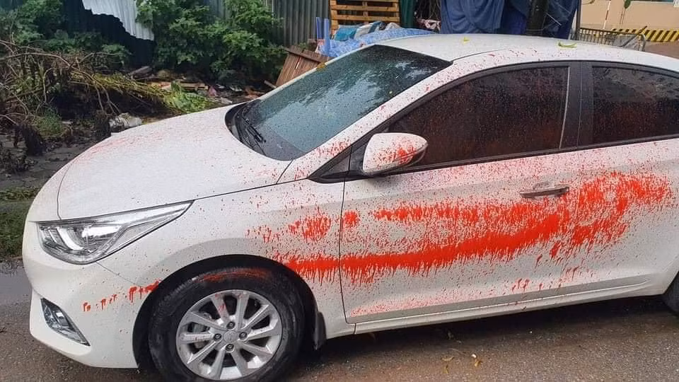 Anh Q. trú tại khu đô thị Trung Văn thông tin tới báo chí, những chiếc xe để ở đường nội bộ tòa nhà Intracom 1 và CT3. Anh Q. chia sẻ: "Xe của tôi là một trong số những ô tô bị tạt sơn nặng nhất, hầu hết các bộ phận bên ngoài như kính, gương, nắp ca pô… bị dính sơn đỏ". 