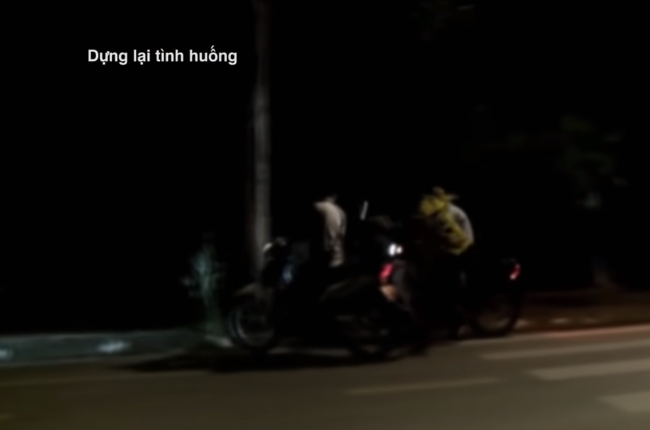 Cùng lúc, một chiếc xe khác chở 2 đối tượng khóa đuôi. Chưa kịp hiểu điều gì xảy ra, anh B. rụng rời khi thấy mấy con dao sáng loáng trên tay nhóm đối tượng lạ mặt. (Ảnh: ANTV)