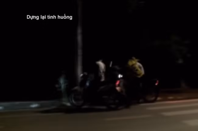 Cùng lúc, một chiếc xe khác chở 2 đối tượng khóa đuôi. Chưa kịp hiểu điều gì xảy ra, anh B. rụng rời khi thấy mấy con dao sáng loáng trên tay nhóm đối tượng lạ mặt. (Ảnh: ANTV)