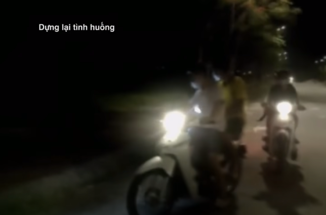 Theo trình báo, rạng sáng 26/1, trong khi đi xe máy một mình trên đường Lê Trọng Tấn (quận Hà Đông) anh giật bắn mình bởi tiếng xe máy phanh "cháy" đường, chặn ngay đầu xe. (Ảnh: ANTV)